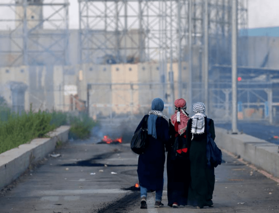 Palestinian protesters walk towards the Erez crossing, the only passenger crossing between Gaza and Israel, during a demonstration in the northern Gaza Strip on 18 September 2018 © Said Khatib / AFP via Getty Images